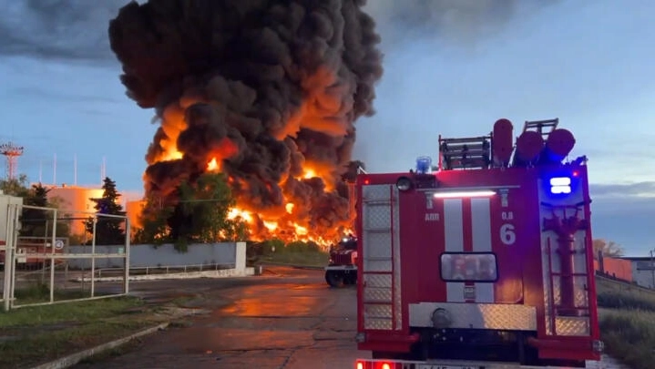 Crimée: incendie dans un dépôt de pétrole à Sébastopol après une attaque de drones